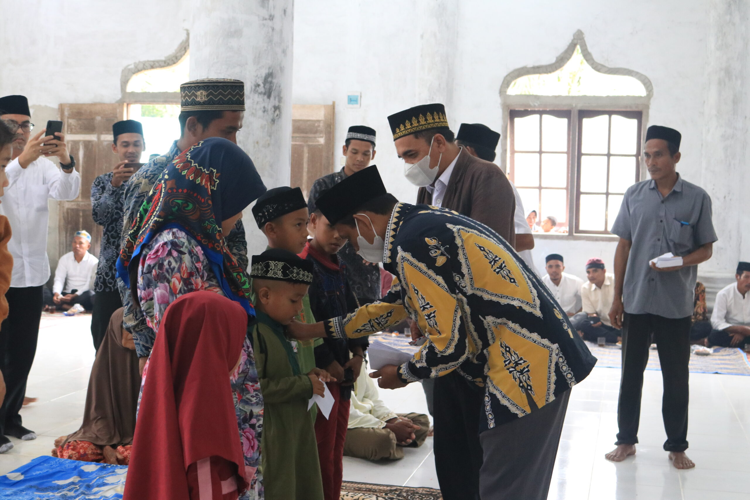 Bupati Aceh Selatan menghadiri acara Santunan Yatim/Yatimah di Mesjid Nurul Huda Koto Indarung