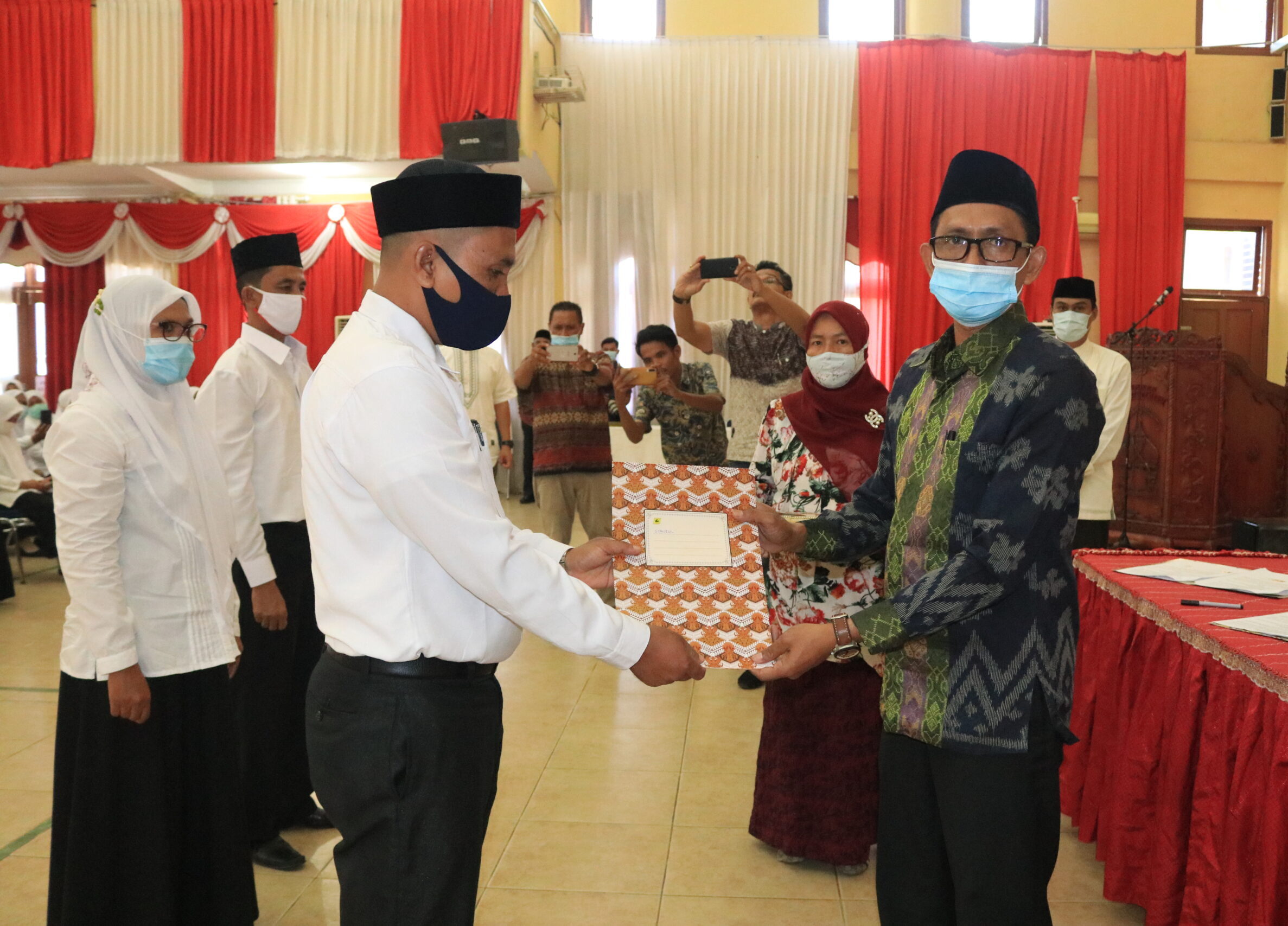 Bupati Aceh Selatan Menyerahkan SK Pegawai Pemerintah Dengan Perjanjian Kerja (PPPK)