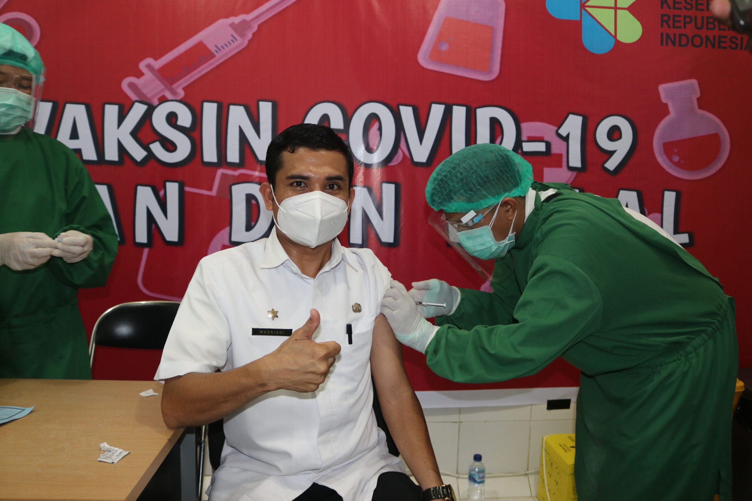 Pemerintah Kabupaten Aceh Selatan, Forkopimda dan Tenaga Kesehatan melaksanakan kegiatan Vaksinasi COVID-19