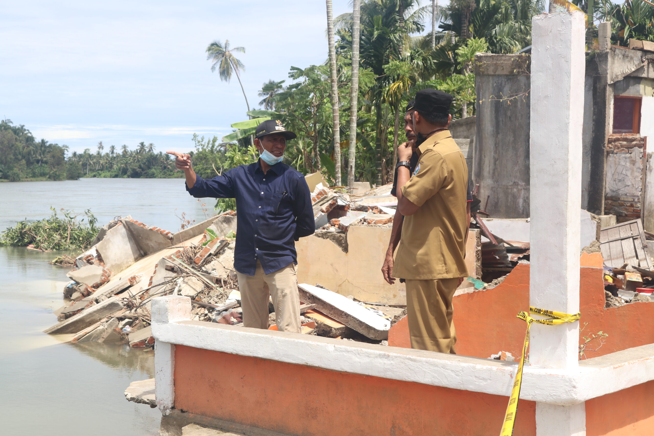 Usai Hadiri Bakti Sosial di Kuala Ba’u, Bupati Aceh Selatan Naiki Perahu Tinjau Abrasi di Gampong Keude Padang