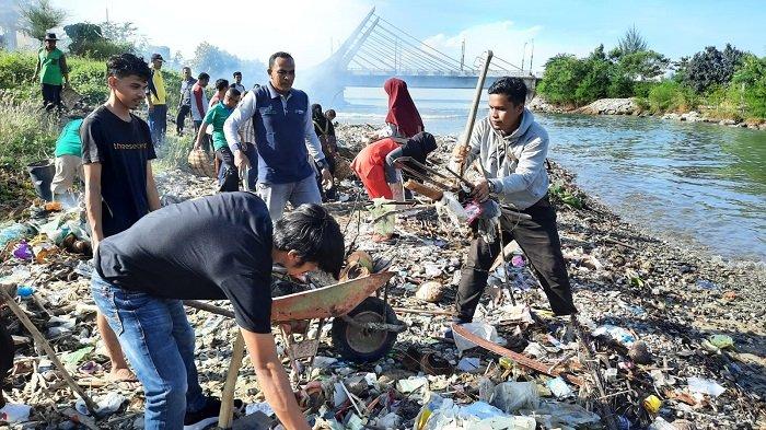 DLH Aceh Selatan Gotong Royong Bersihkan Sampah di Bantaran Krueng Sarullah