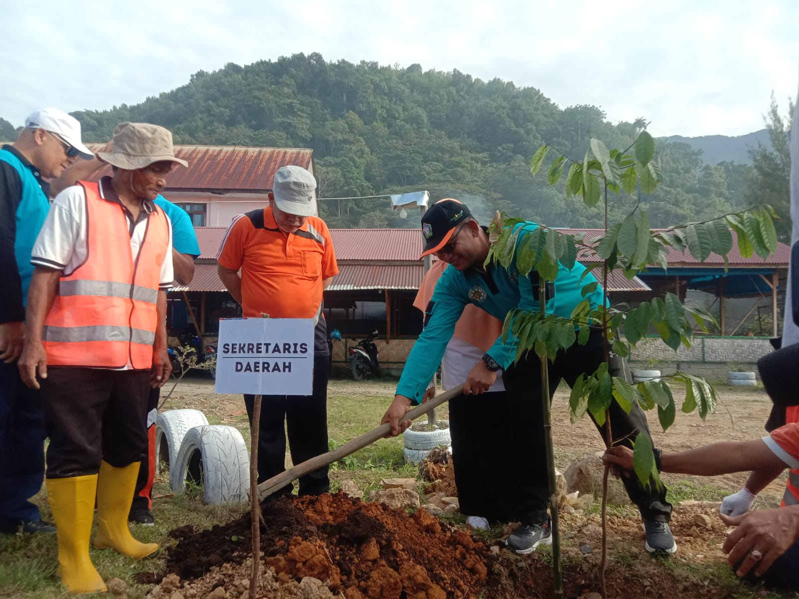 Sambut HUT Ke-77, Pemkab Aceh Selatan Gotong Royong Massal dan Tanam Pohon