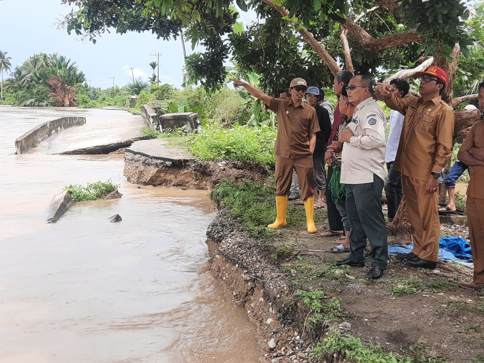 Bupati Janji Bangun Pengaman Tebing di Kluet Utara, Tinjau Banjir di Keude Padang Aceh Selatan