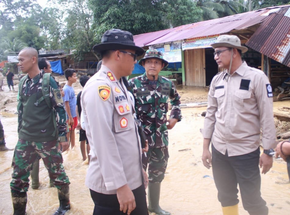 Pastikan Penanganan Berjalan Baik, Pj Bupati Aceh Selatan Nginap di Lokasi Banjir Bandang di Trumon
