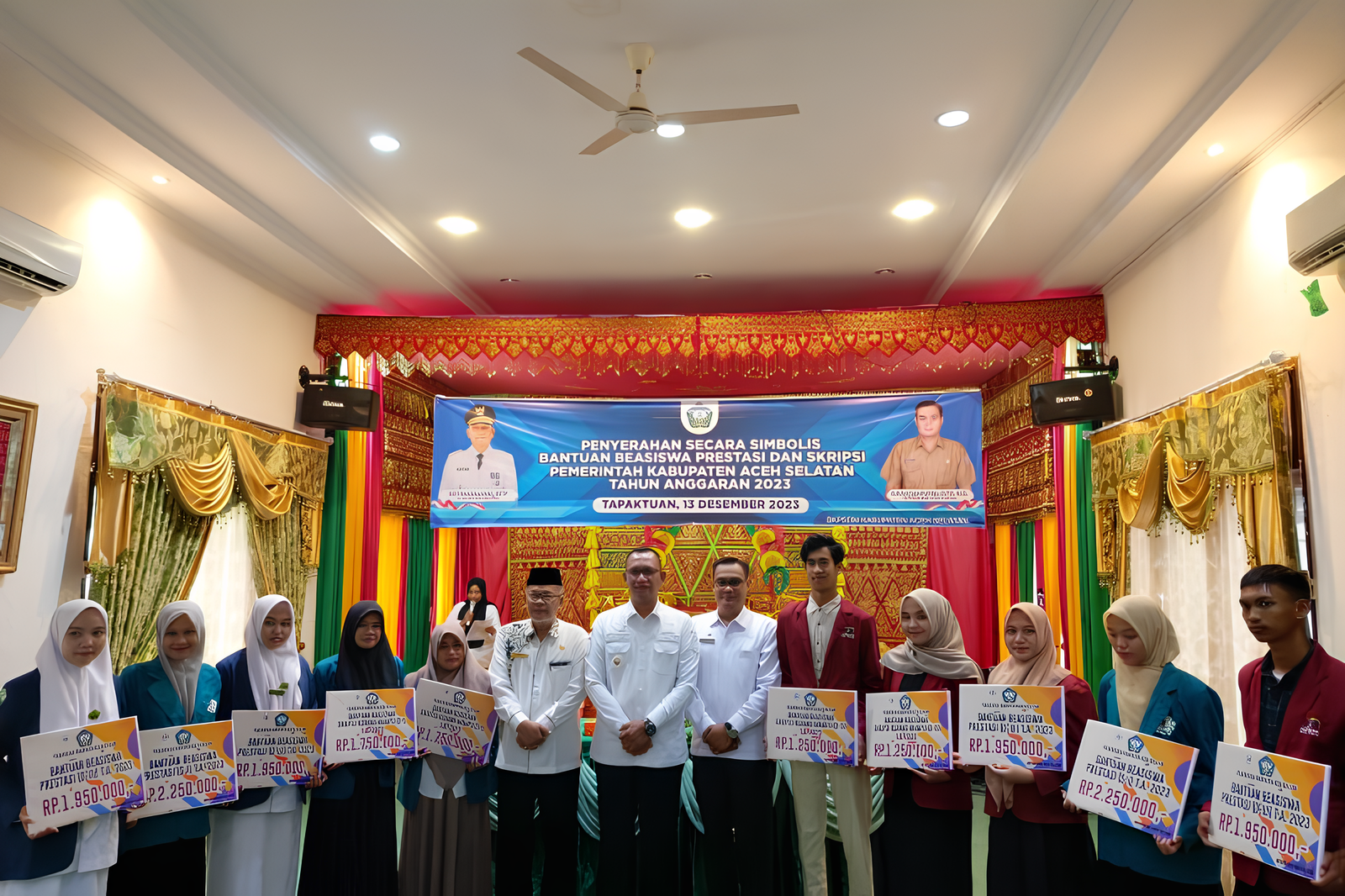 Pj Bupati Aceh Selatan Serahkan Beasiswa Bagi Mahasiswa Kurang Mampu dan Berprestasi