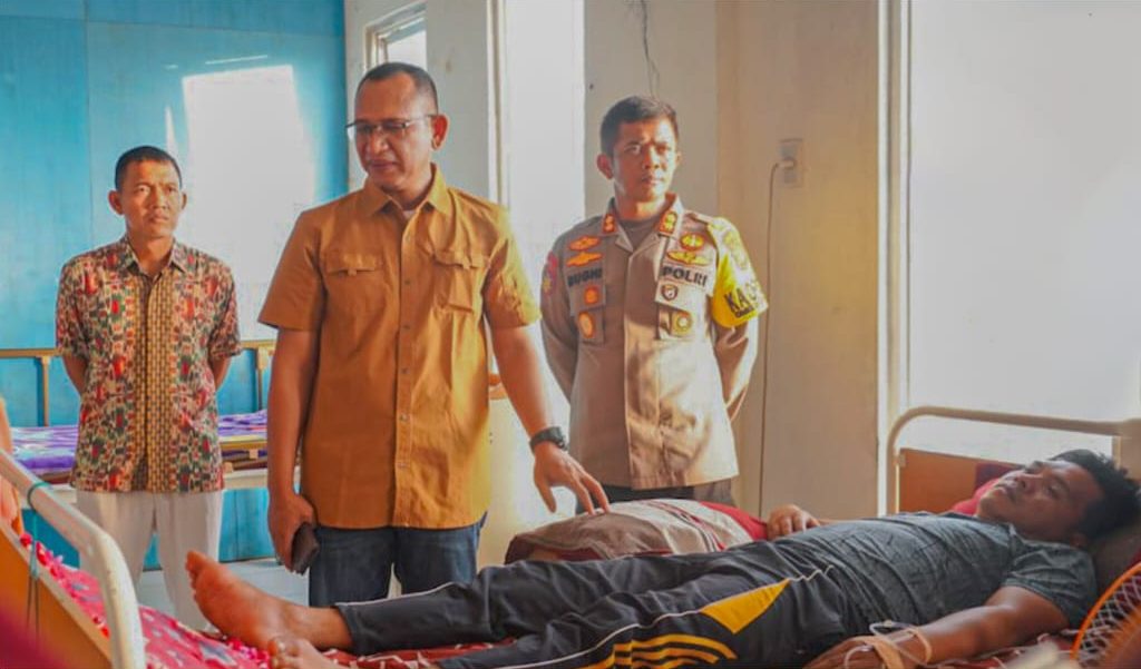 Pj Bupati Aceh Selatan Bersama Forkopimda Jenguk Petugas Penyelenggara Pemilu Dirawat di 3 Puskesmas