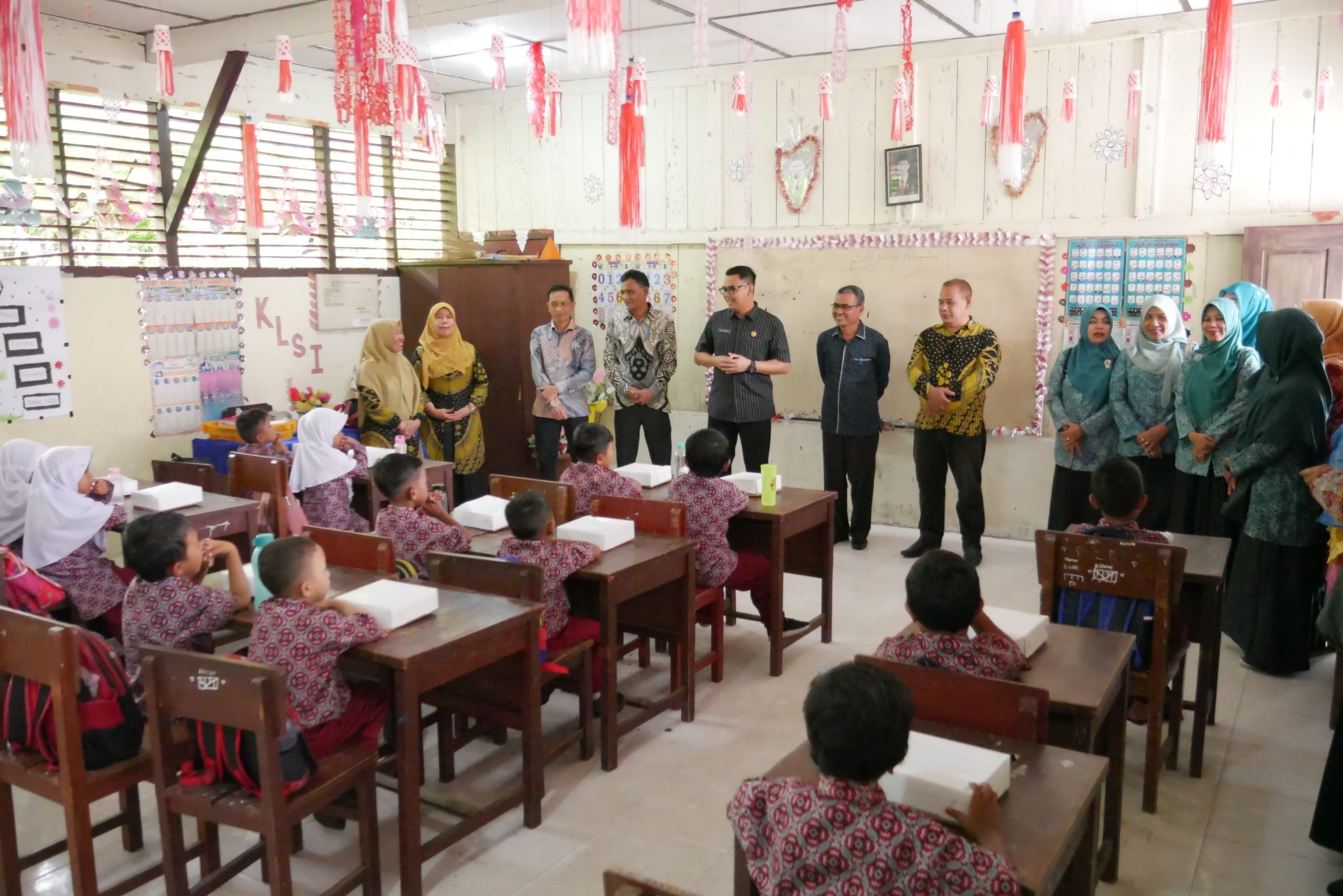 Peringati Hari Ikan, Pemkab Aceh Selatan Bagikan Makanan Bergizi Serba Ikan kepada Murid SD