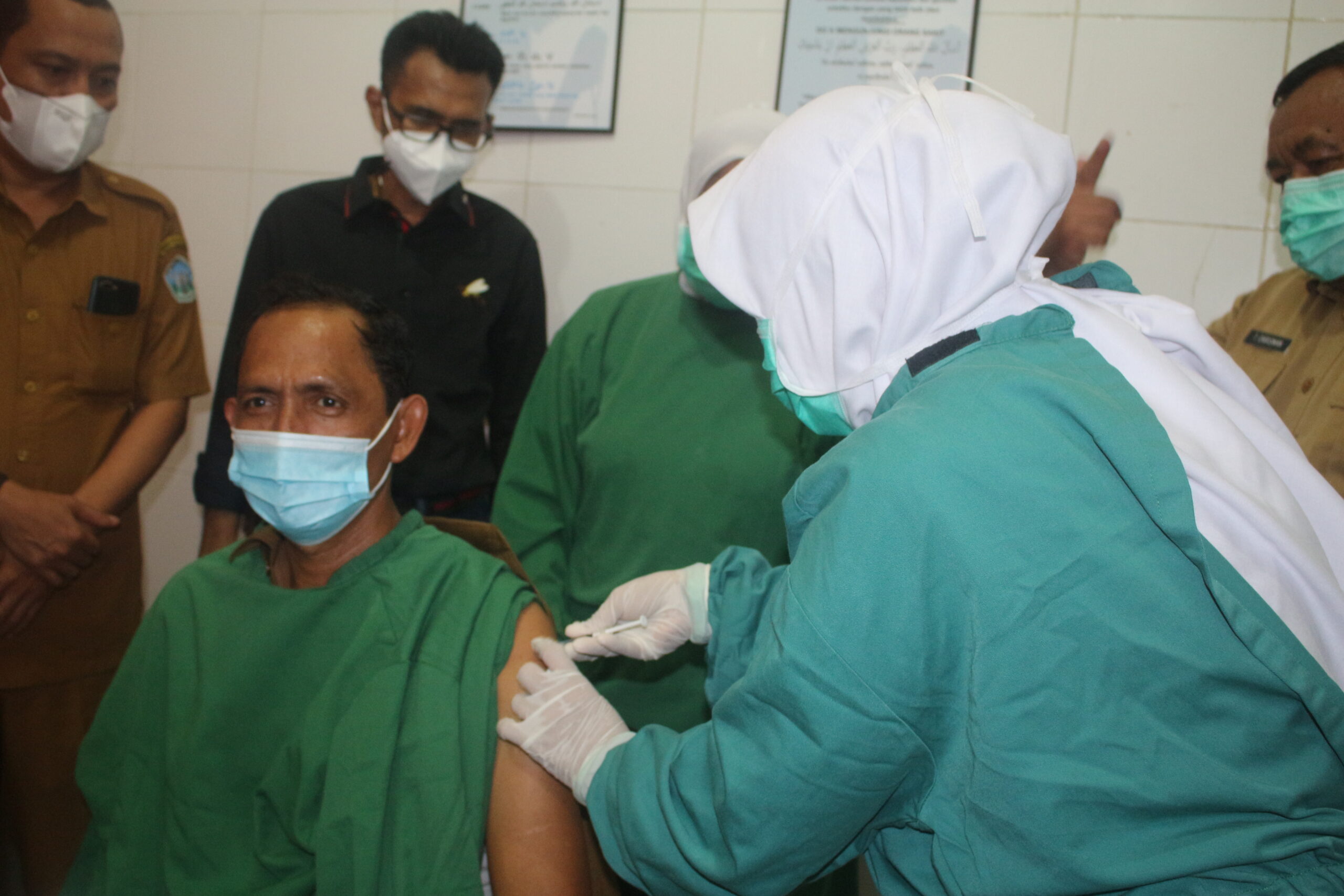 Bupati Aceh Selatan Inisiatif Sendiri Minta Disuntik Vaksin Sinovac