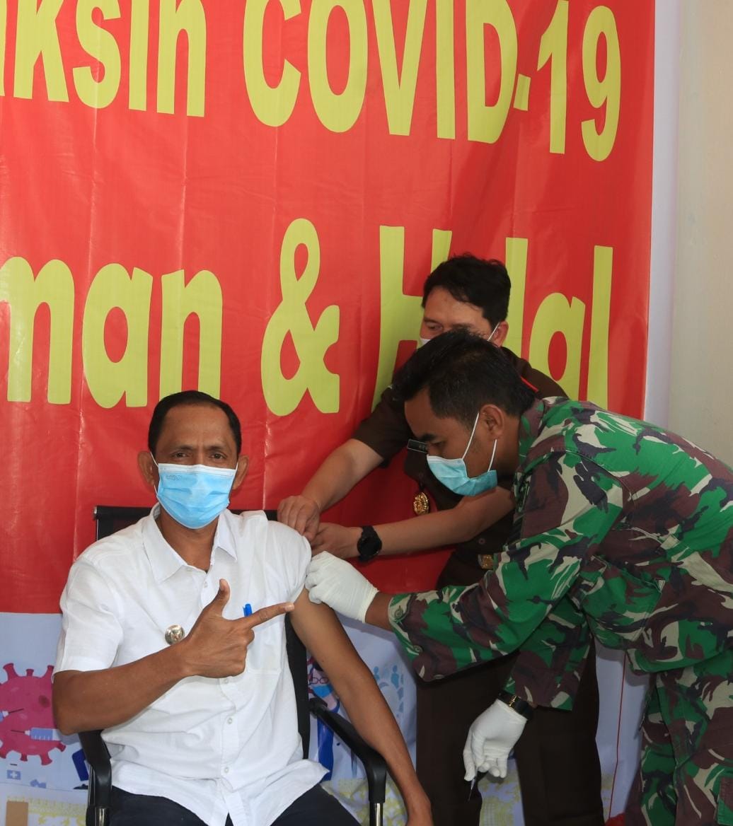 Bupati Aceh Selatan Terima Vaksin Dosis Kedua di Halaman Kantor Kejaksaan Negeri