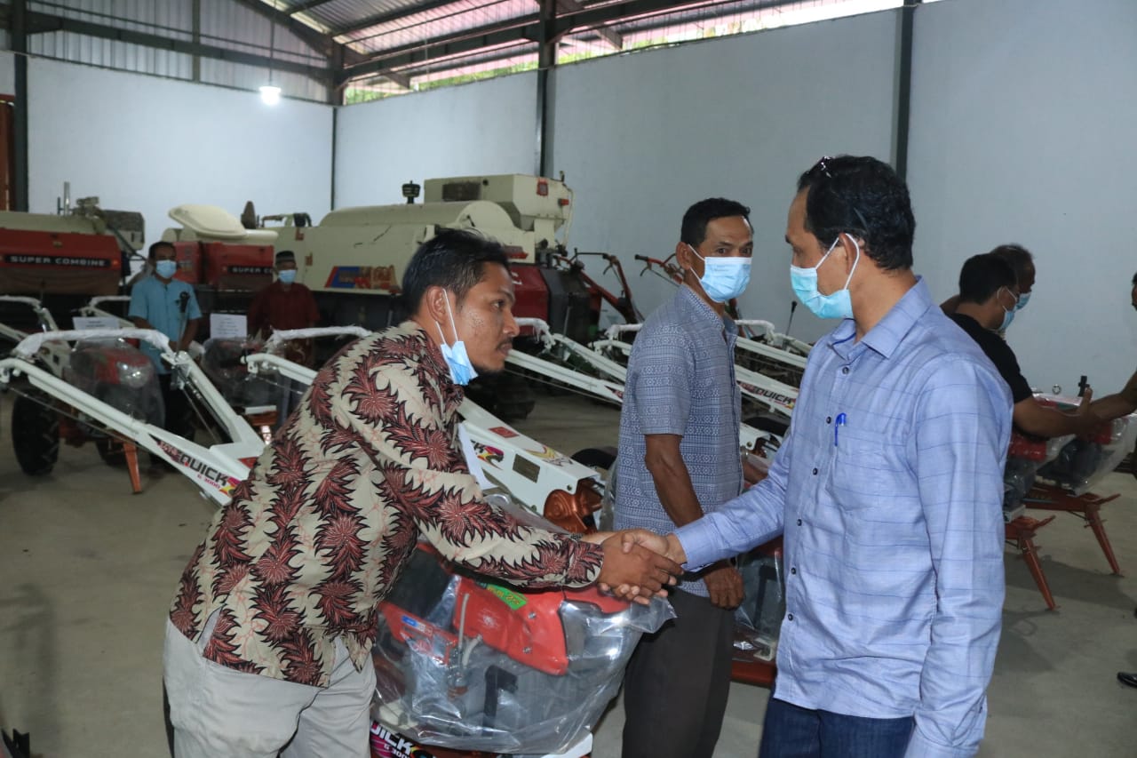 Bupati Aceh Selatan Serahkan 12 Unit Traktor Kepada Kelompok Tani