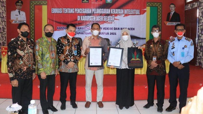 Motif Bunga Situnjuang dan Miniatur Pelaminan Adat Aceh Selatan Resmi Tercatat Sebagai Kekayaan Aceh Selatan