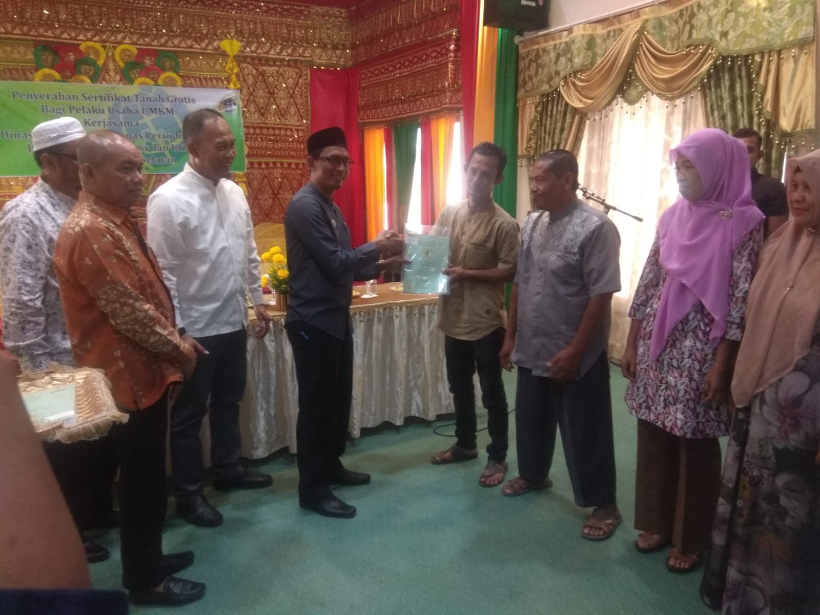 Bupati Aceh Selatan Serahkan Sertifikat Tanah