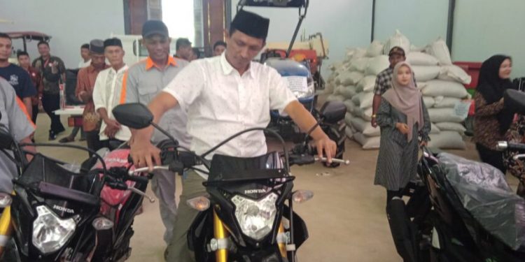 Bupati Aceh Selatan Serahkan Bantuan Alsintan Kepada Kelompok Tani