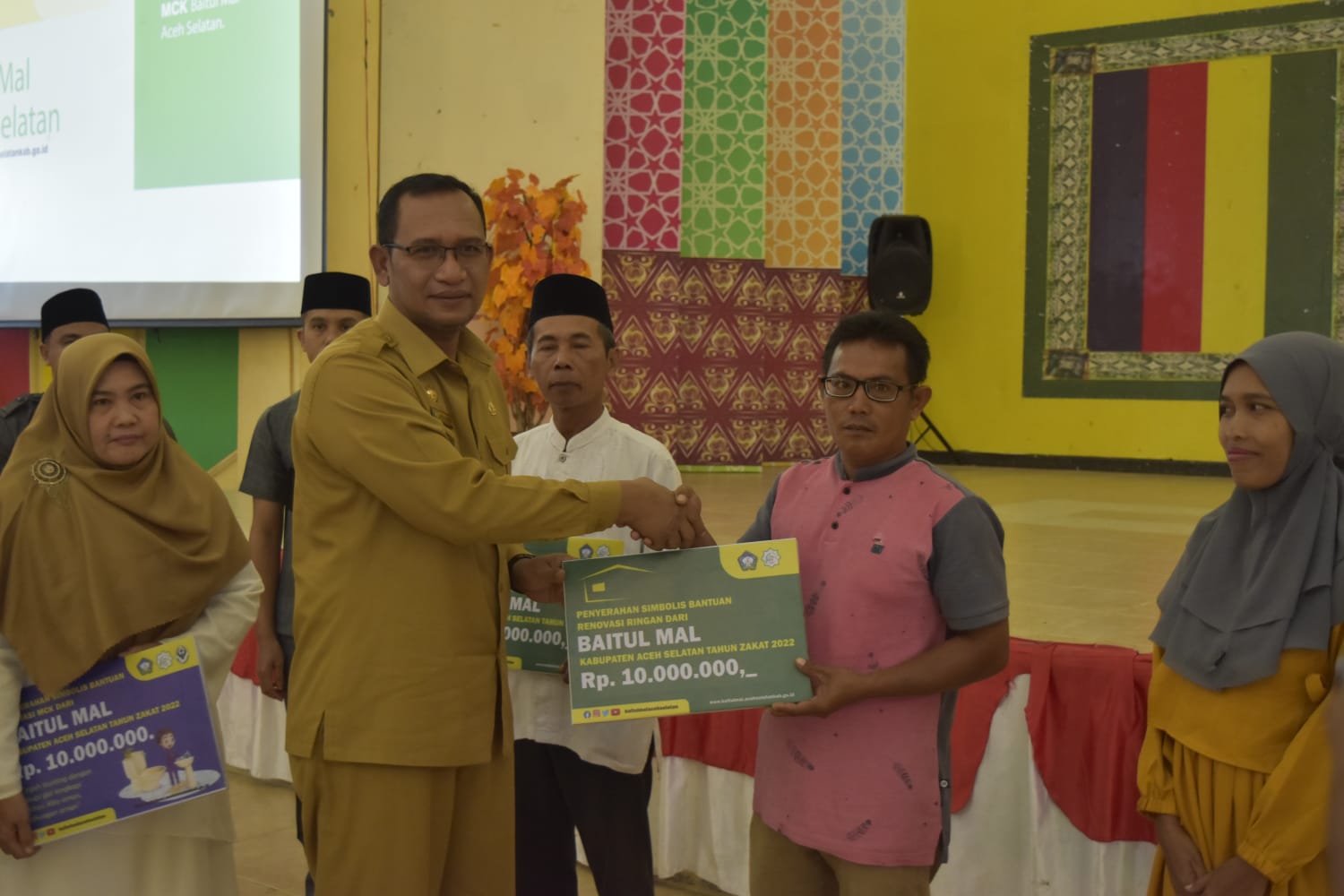 Pemkab Aceh Selatan Melalui Baitul Mal Menyerahkan bantuan rehab rumah dan fasilitas MCK kepada Mustahik