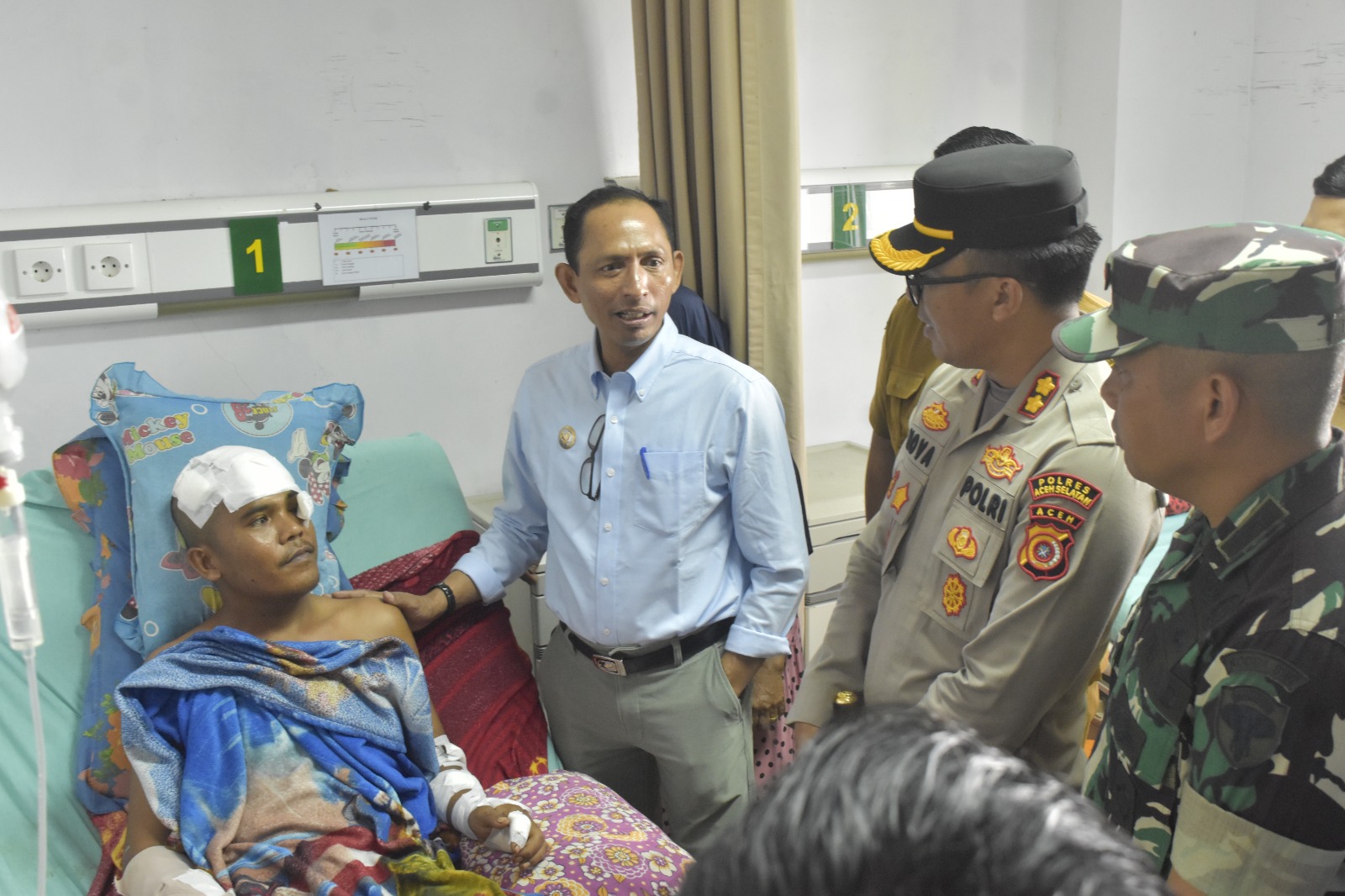 Bupati Aceh Selatan Besuk Korban Diterkam Harimau Bupati Aceh Selatan Besuk Korban Diterkam Harimau