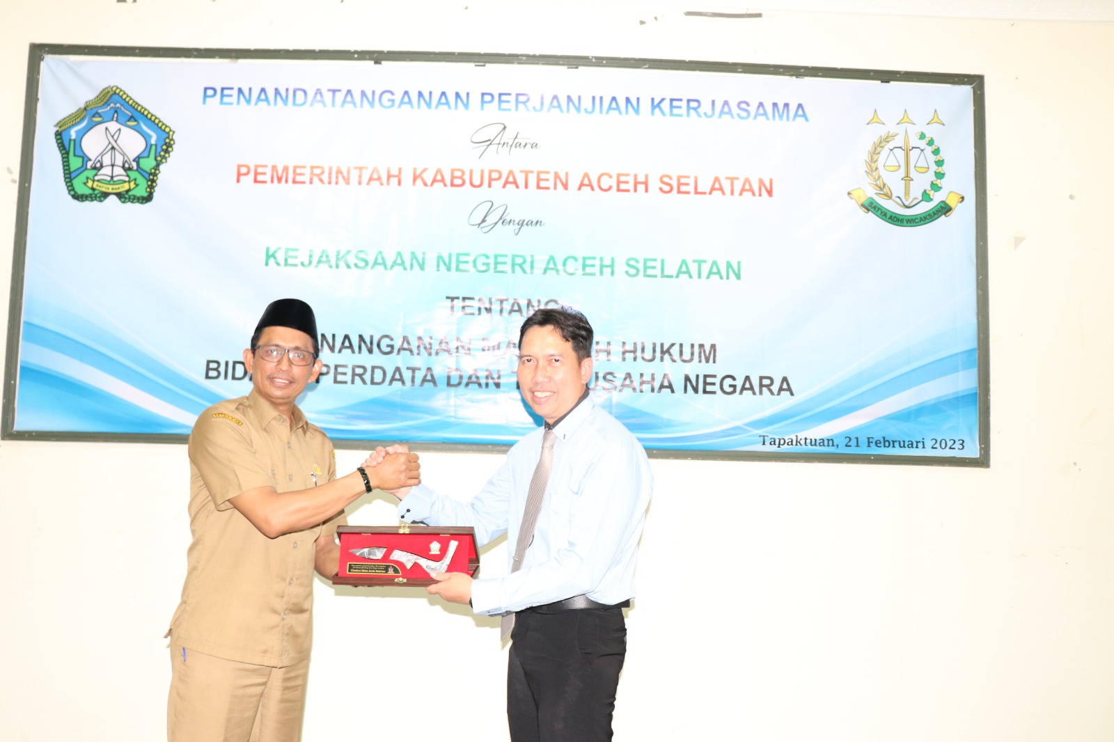 Pemkab Aceh Selatan Teken Perjanjian Kerja Sama dengan Kejari Terkait Penanganan Hukum Perdata Pemkab Aceh Selatan Teken Perjanjian Kerja Sama dengan Kejari Terkait Penanganan Hukum Perdata