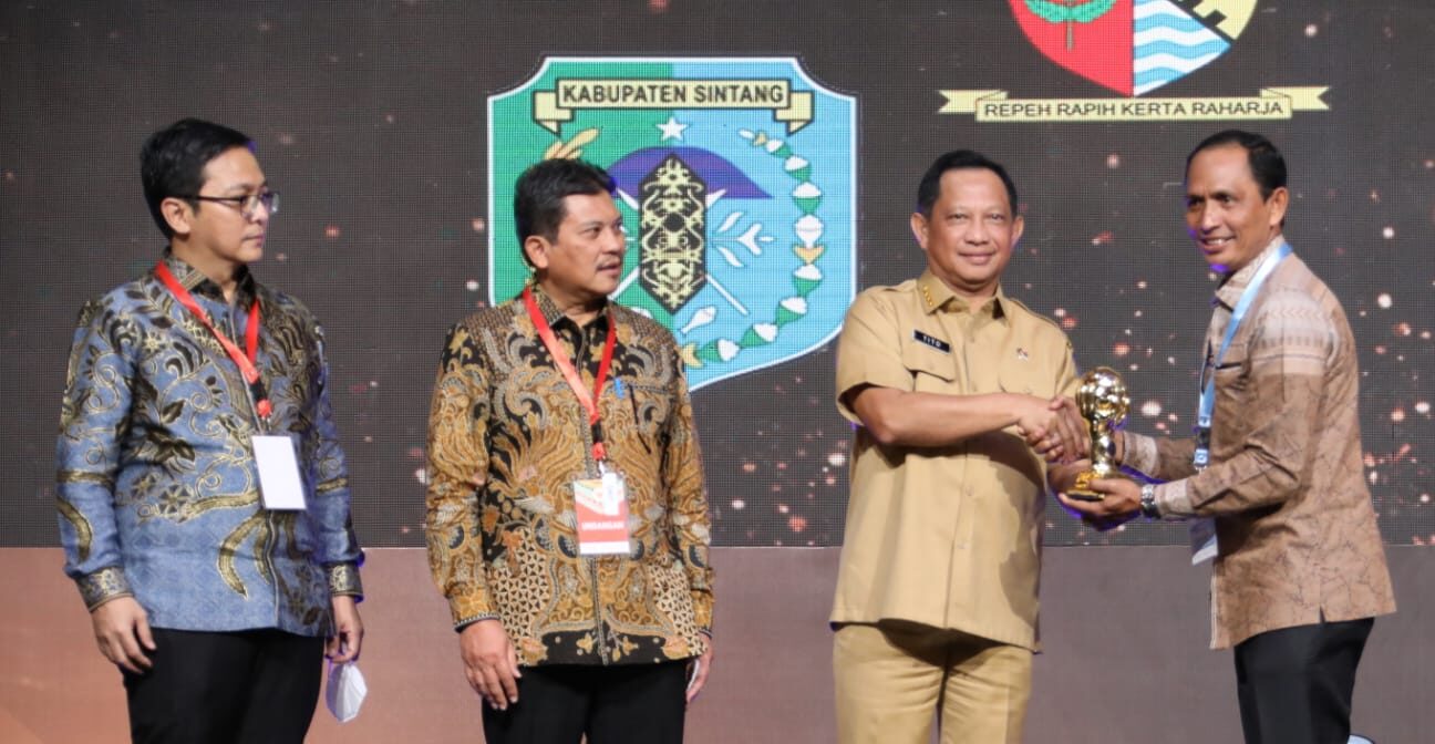 Pemerintah Aceh Selatan Terima Penghargaan UHC Award 2023