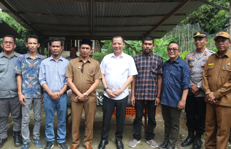 Kunker ke Aceh Selatan, Pj Gubernur Aceh Serahkan Bantuan untuk Kelompok Usaha Ayam Petelur