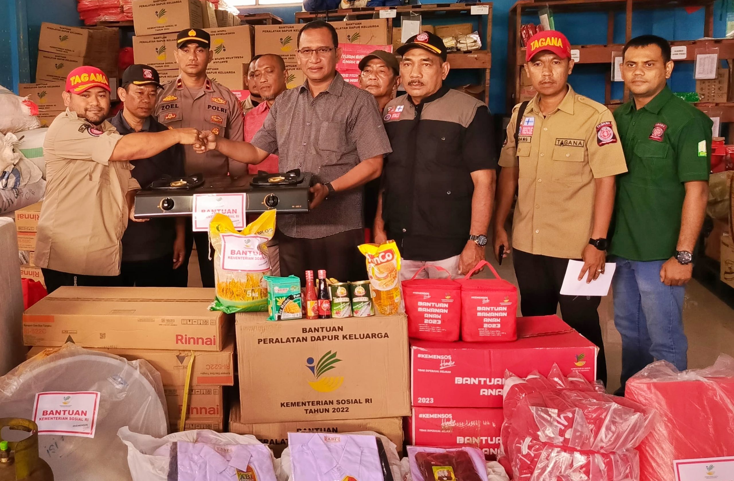 Kementerian Sosial RI Serahkan Bantuan Kepada Korban Terdampak Banjir di Aceh Selatan