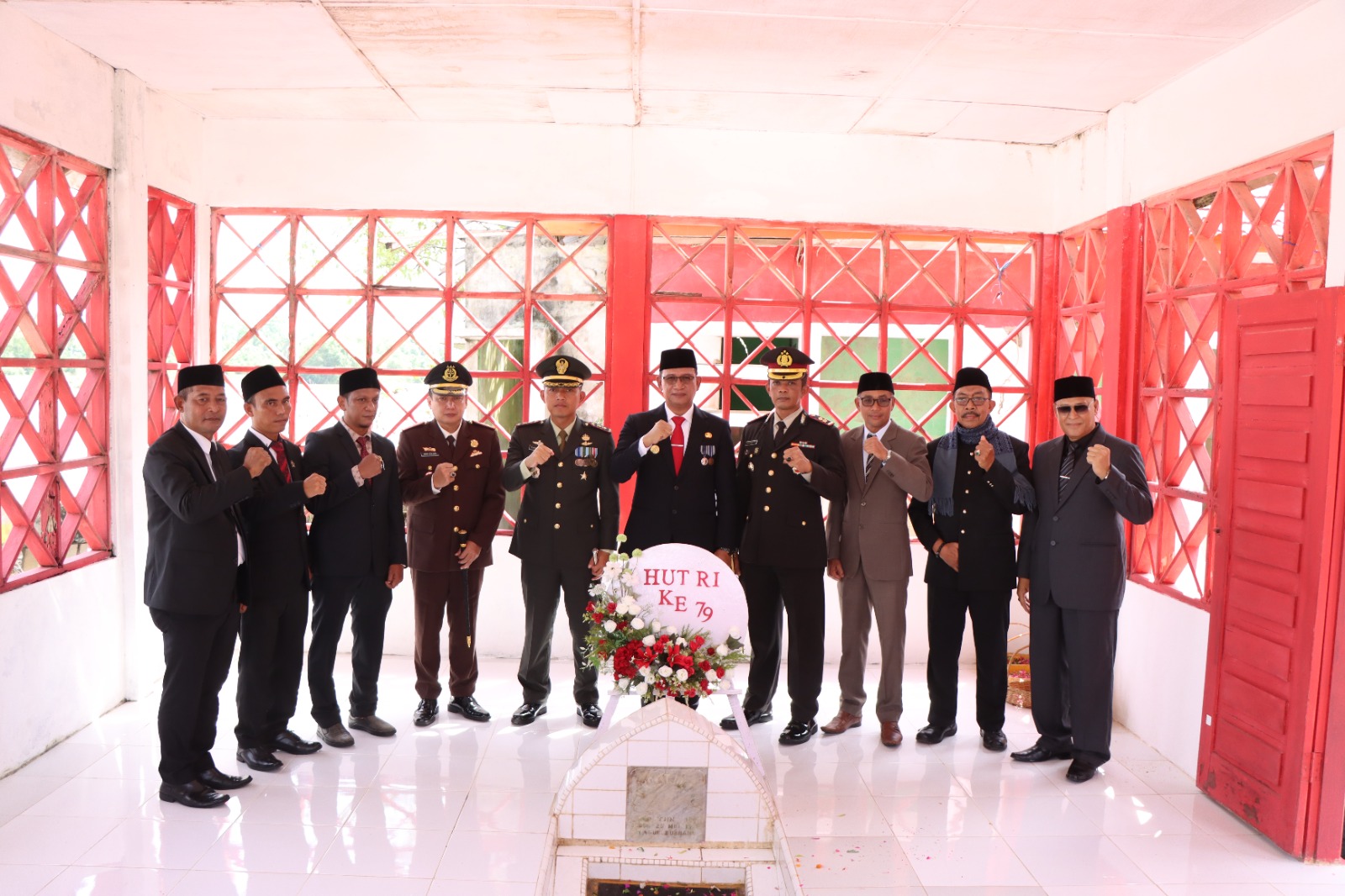 Sambut HUT Ke-79 RI, Pj Bupati Aceh Selatan Ziarah ke Makam Pahlawan T Cut Ali & Panglima Rajo Lelo