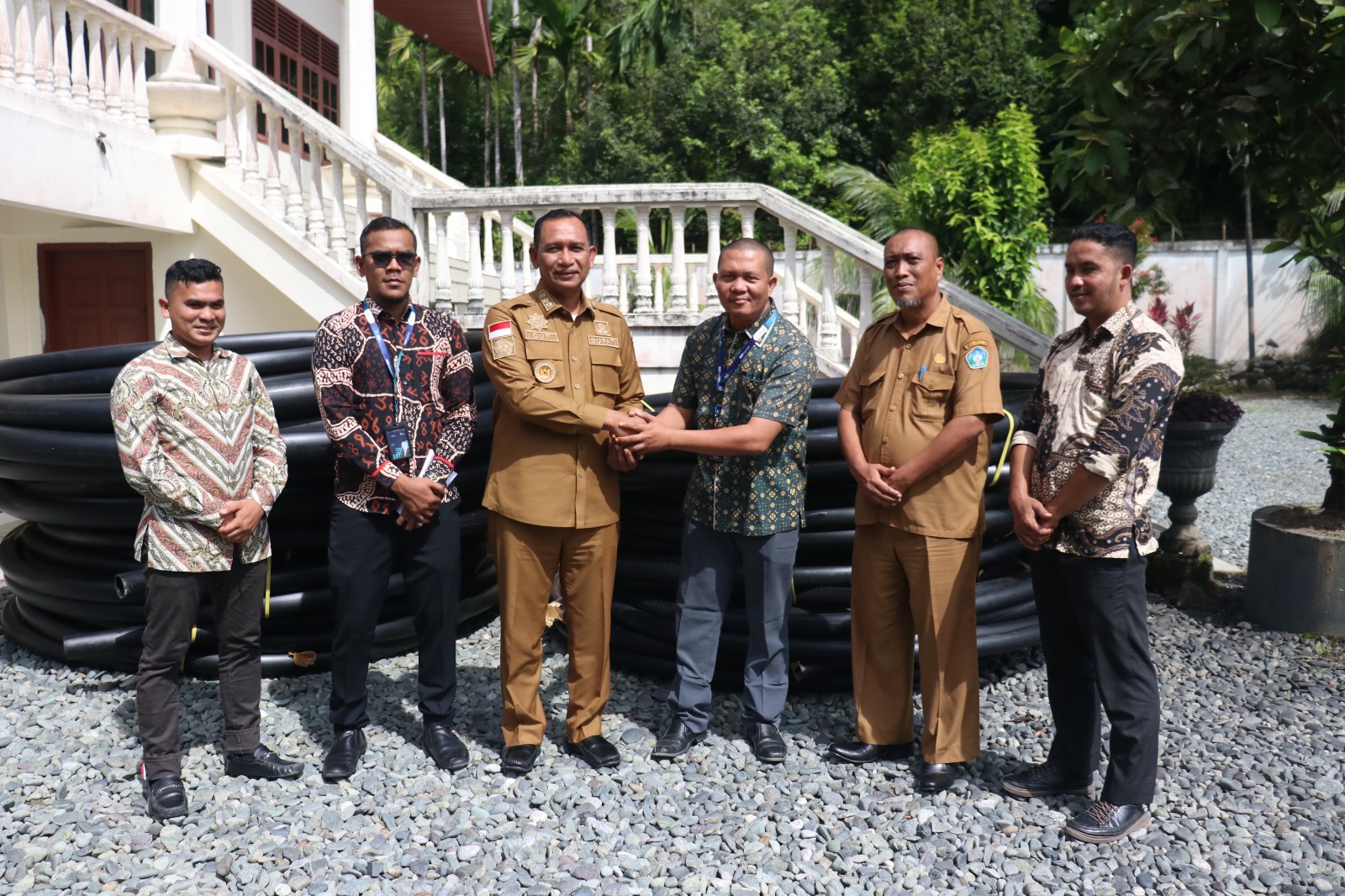 Pj. Bupati Aceh Selatan Terima Bantuan Pipa HDPE Dari Pegadaian Cabang Tapaktuan