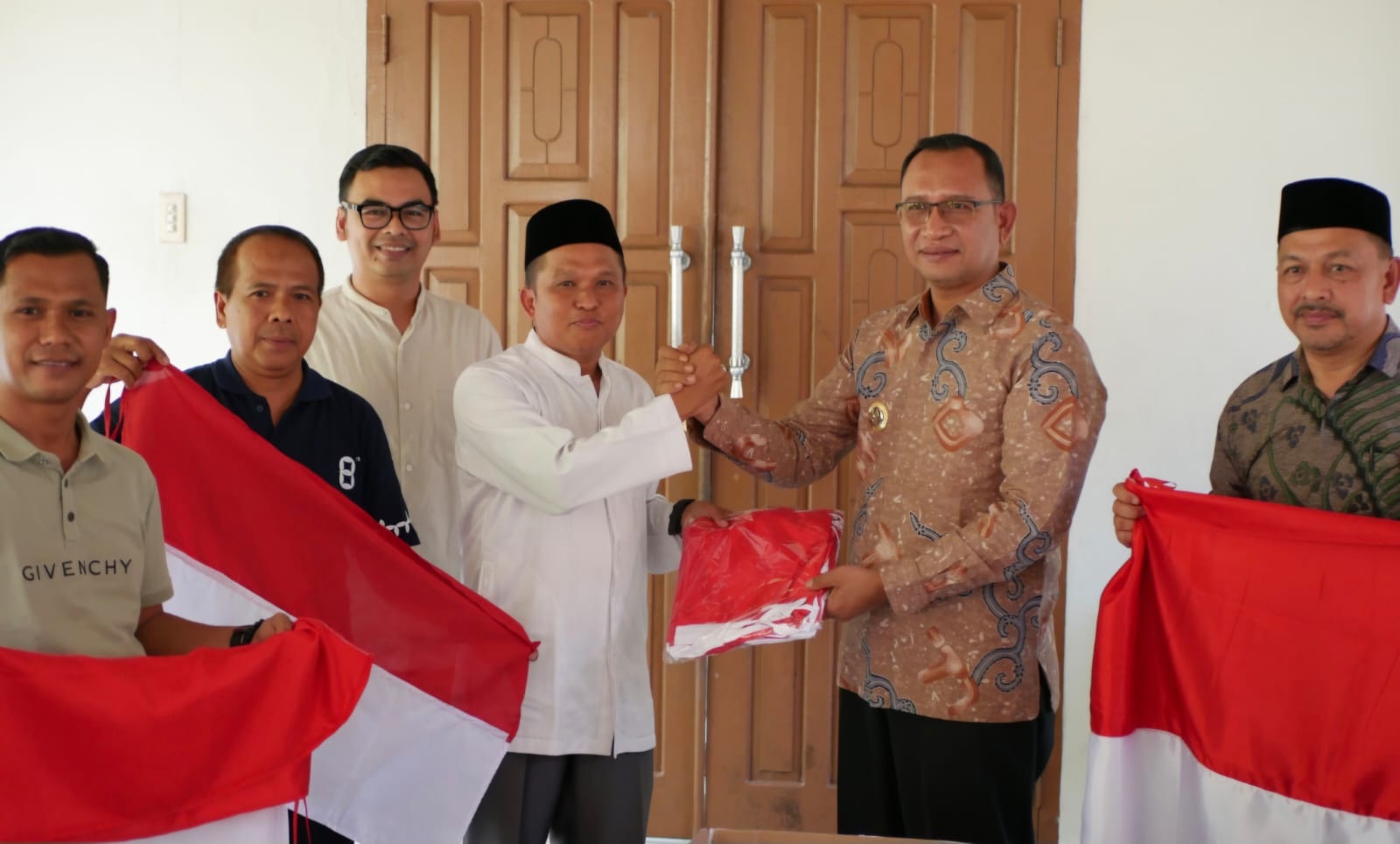 Pj. Bupati Aceh Selatan Terima 600 Lembar Bendera Merah Putih Dari Kankemenag