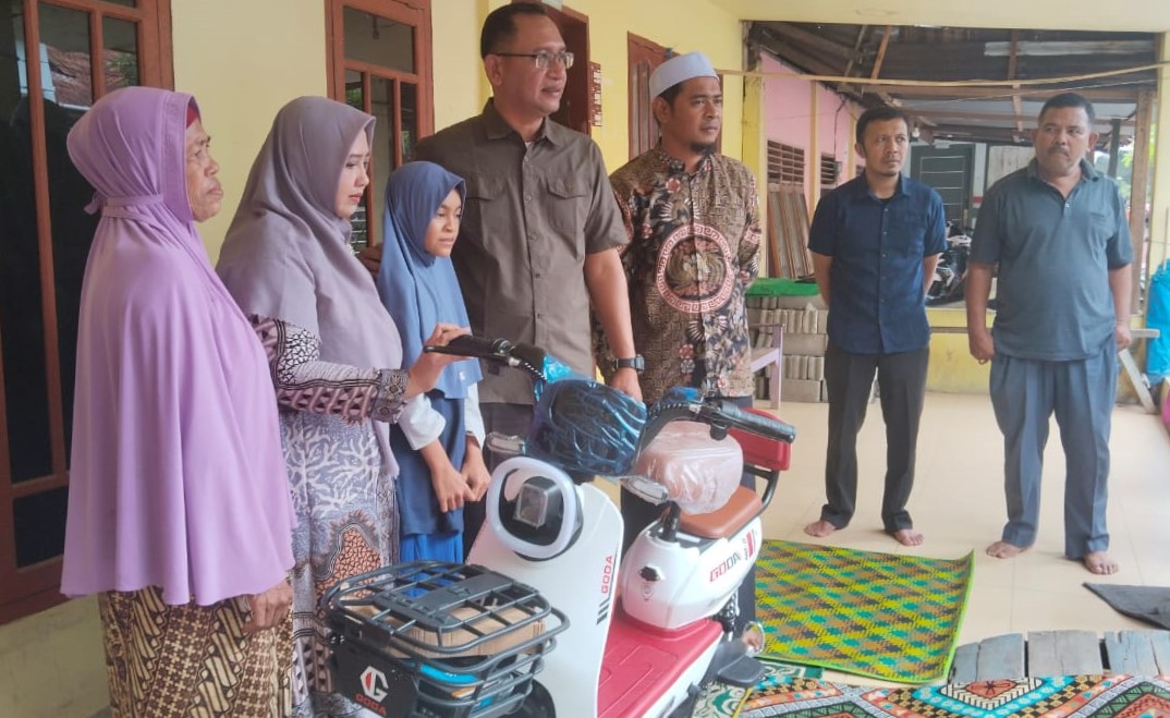 Dapat Hadiah Sepeda Listrik Dari Pj Bupati, Gadis Kecil Penderita Bocor Jantung Tebar Tersenyum