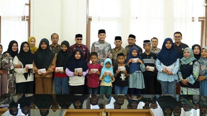 Bupati Aceh Selatan Salurkan Santunan Yatim Piatu Non Tunai Dinsos Aceh Selatan