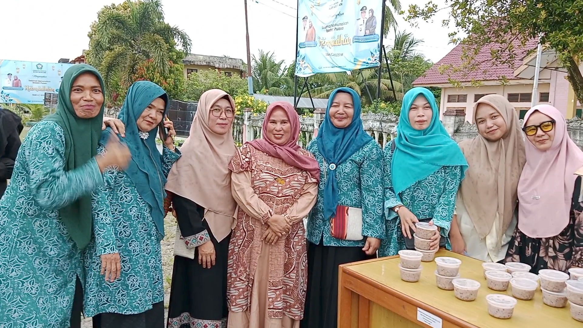 Dihadiri Wakil Ketua TP - PKK Aceh Selatan, TP - PKK Kluet Utara Bagikan Ratusan Takjil