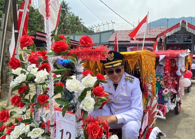 Usai Upacara HUT RI, Bupati dan Wabup Aceh Selatan Naik Becak Hias Merah Putih Ikut Pawai