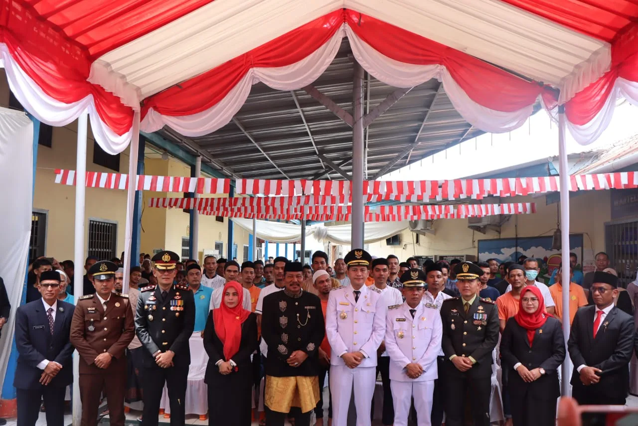 Usai Pimpin Upacara HUT RI, Bupati Aceh Selatan Serahkan Remisi dan Naik Becak Keliling Tapaktuan