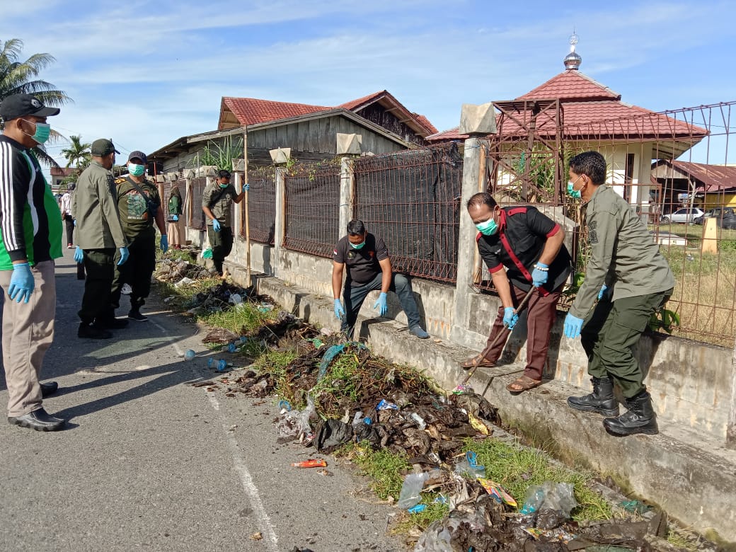 Berkolaborasi, DLH Aceh Selatan, Forkopimcam Kluet Utara, FPKR dan DLHK Aceh Gelar Jumat Bersih Di Kluet Utara