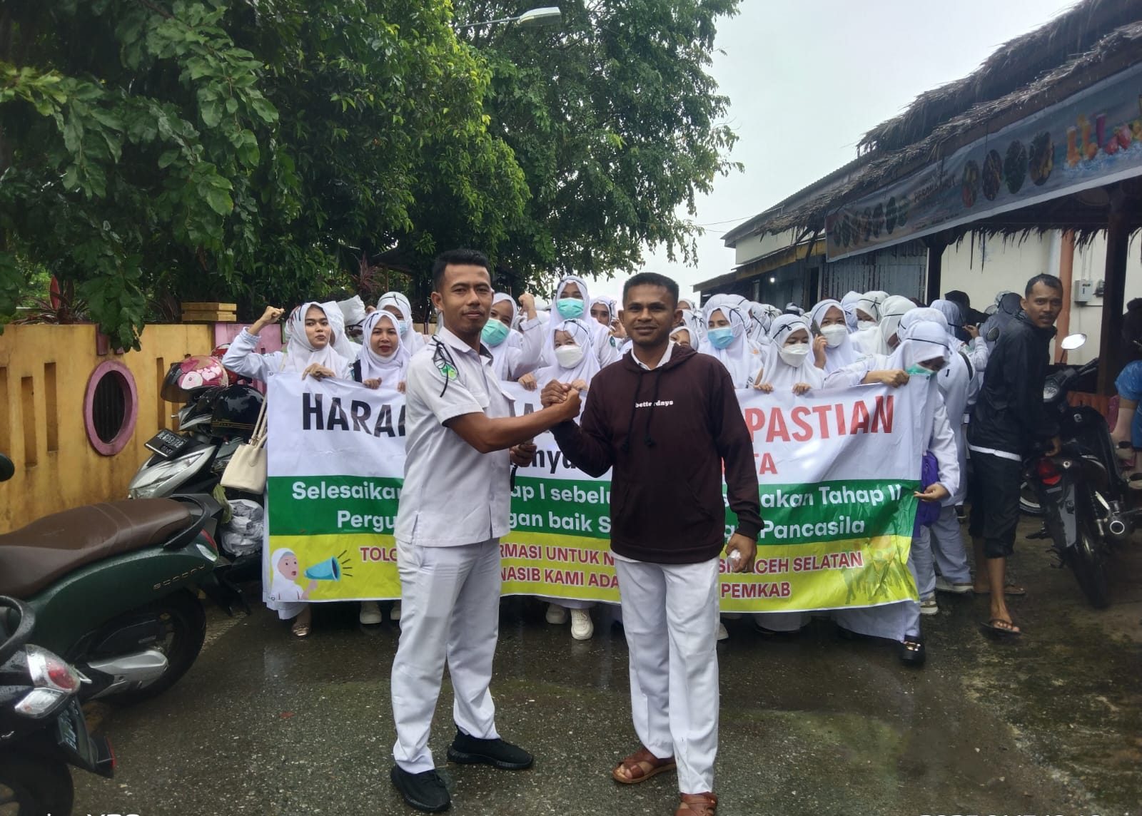 Tak Peduli Hujan Badai, Ribuan Honorer Nakes  Bergerak Ke DPRK Perjuangkan Nasib