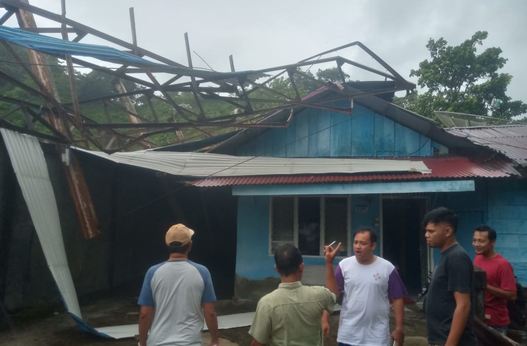 Diterjang Angin Kencang, Atap Tribun Penonton Lapangan Naga Timpa Rumah Warga