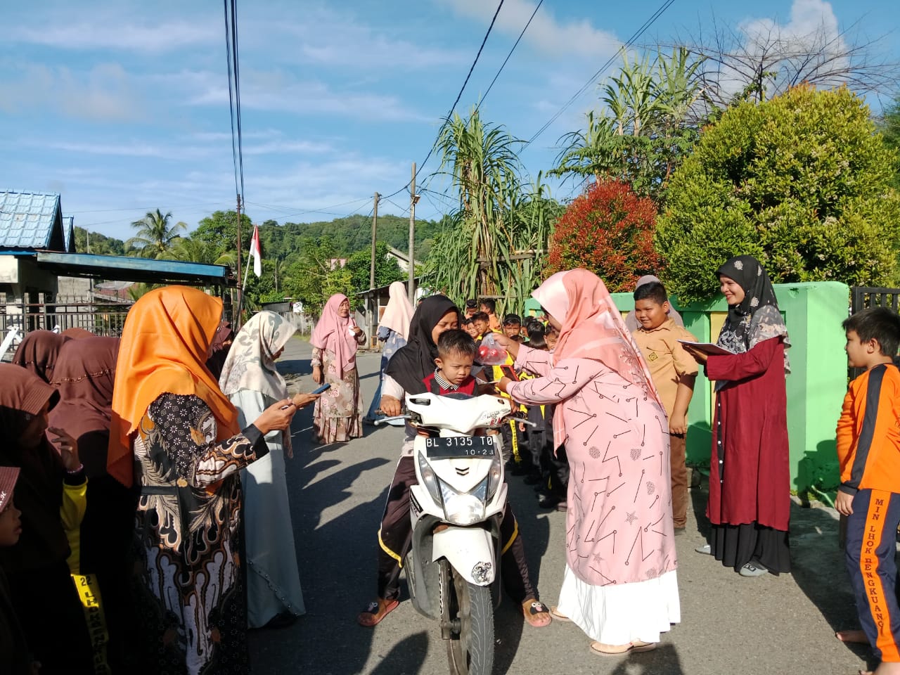 Jumat Berkah, Murid dan Dewan Guru MIN 22 Aceh Selatan Bagikan Paket Sembako kepada Warga Sekitar