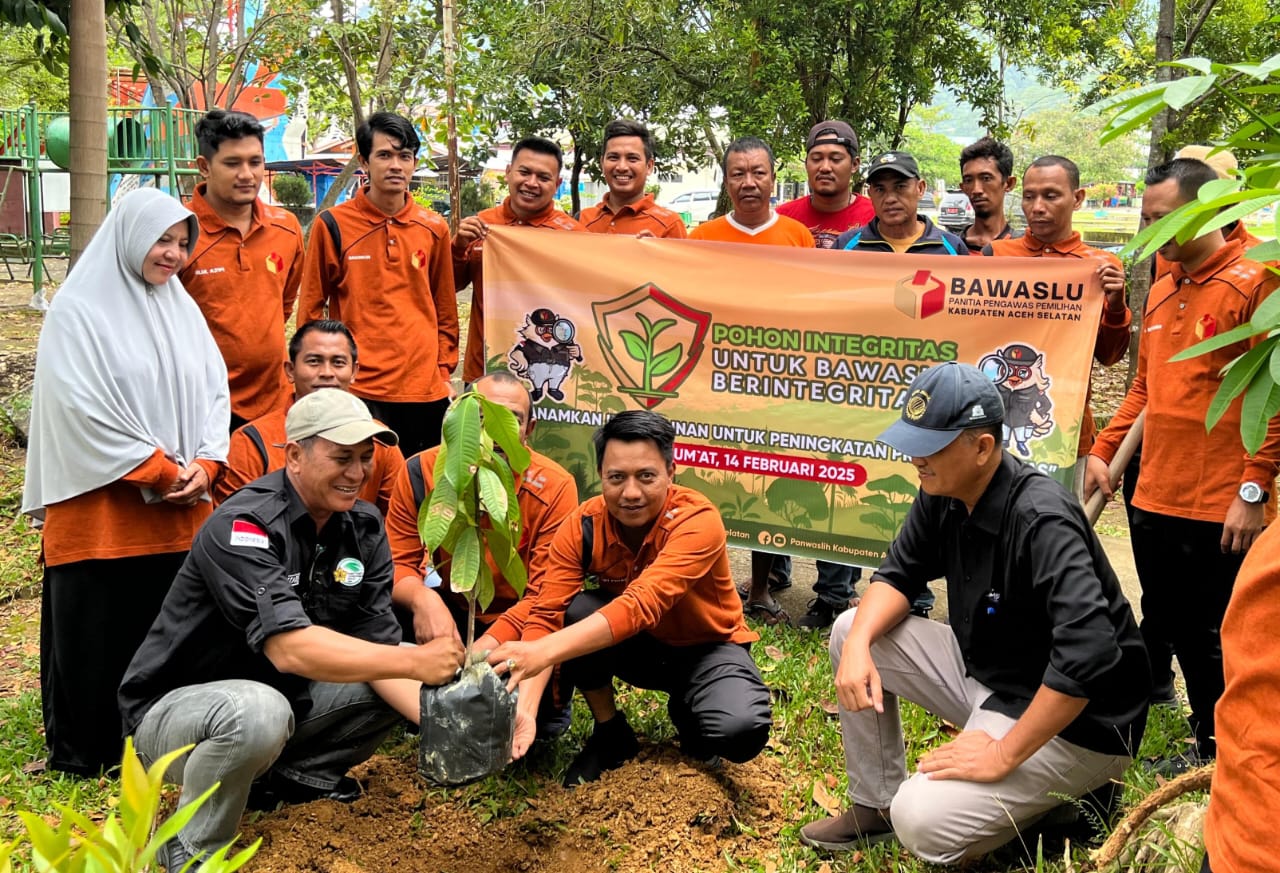 Wujud Integritas Pemilu 2024, Bawaslu Aceh Selatan Tanam Maggis di RTH Taman Pala Indah