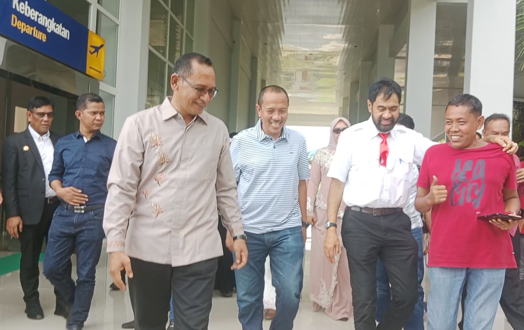 Jelang Pelantikan Bupati dan Wakil Bupati, Pj. Bupati Aceh Selatan Sambut Gubernur Aceh di Bandara Teuku Cut Ali