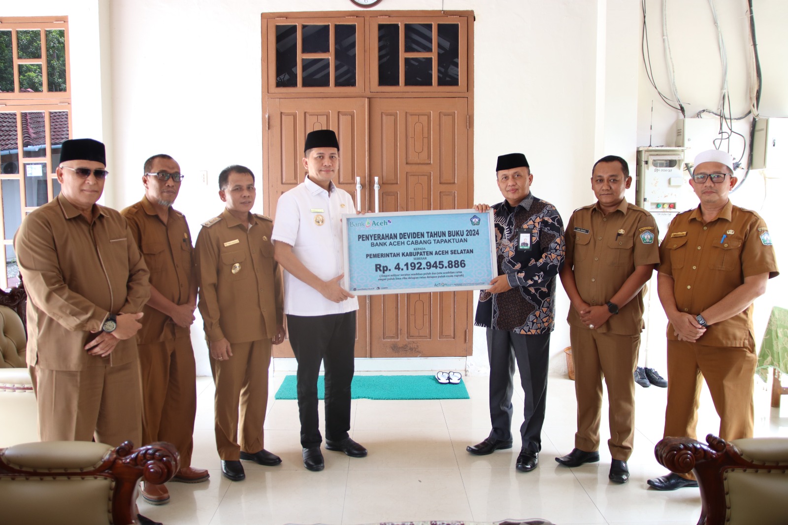 Bupati Aceh Selatan Terima Deviden Sebesar 4 Milyar Lebih dari PT. Bank Aceh Syariah