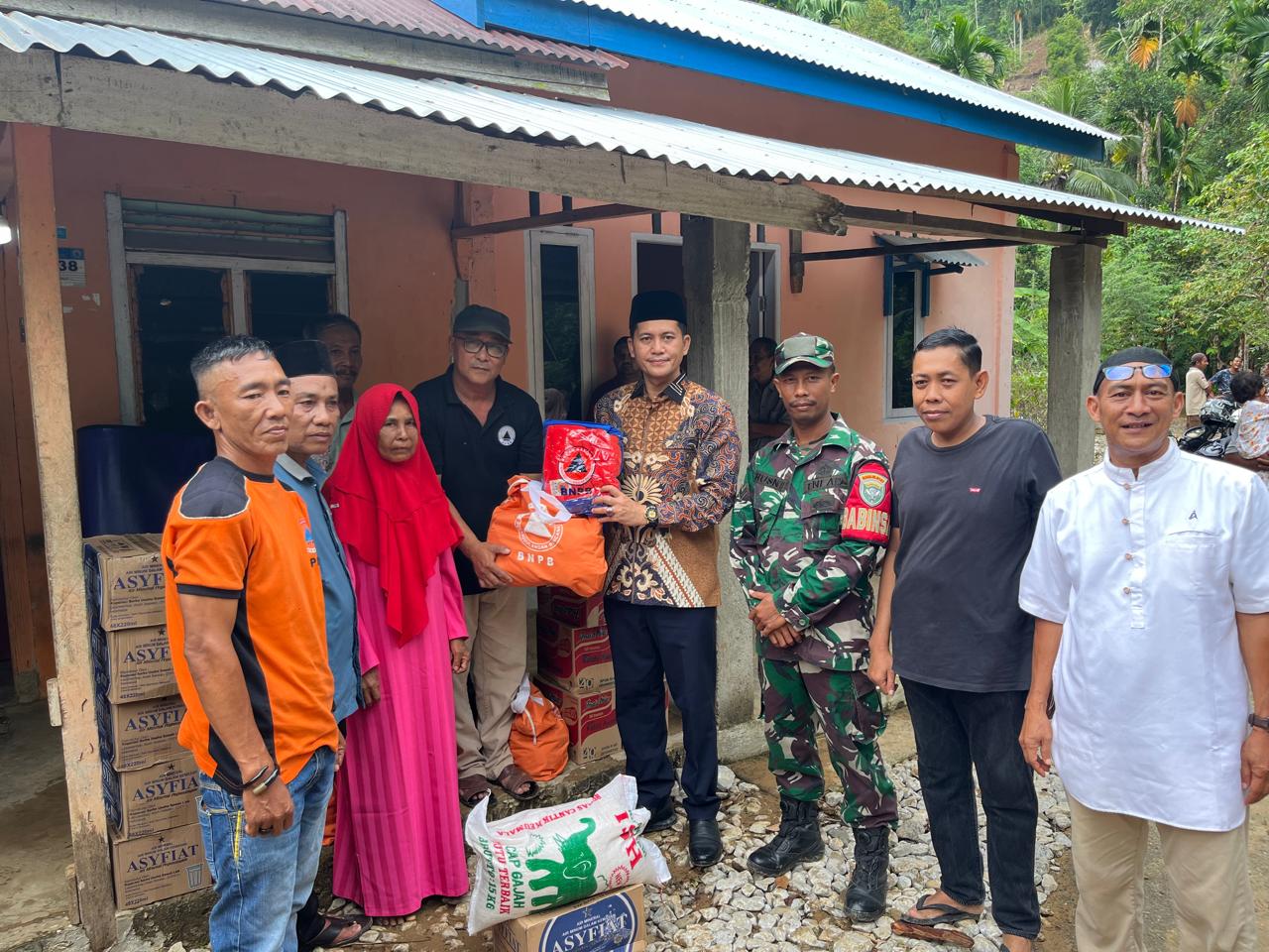 Sambangi Korban Banjir Bandang dan Longsor di Air Pinang, H. Mirwan MS Salurkan Bantuan Masa Panik