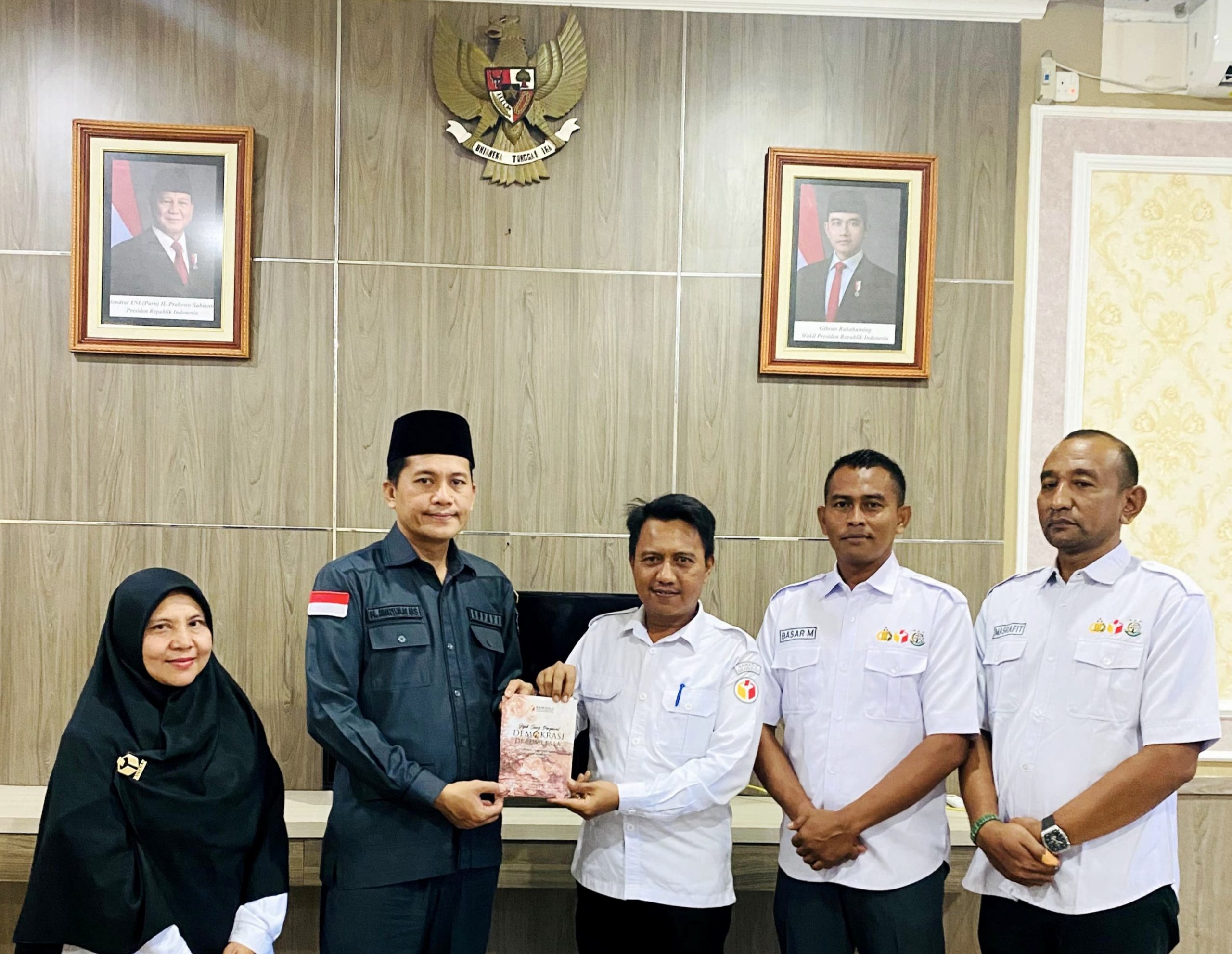 Silaturahmi dengan Bupati Aceh Selatan, Bawaslu Aceh Selatan Serahkan Buku Jejak Sang Pengawal Demokrasi di Bumi Pala