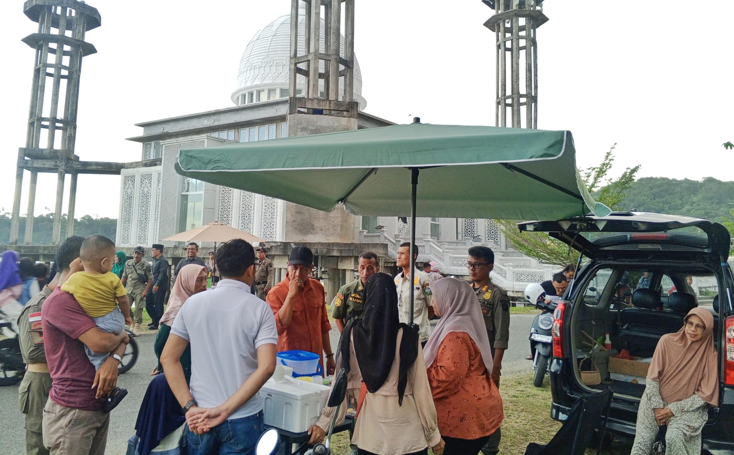 Bersama DLH, Satpol PP Aceh Selatan Imbau Pedagang Kuliner di RTH Patuhi Syariat Islam