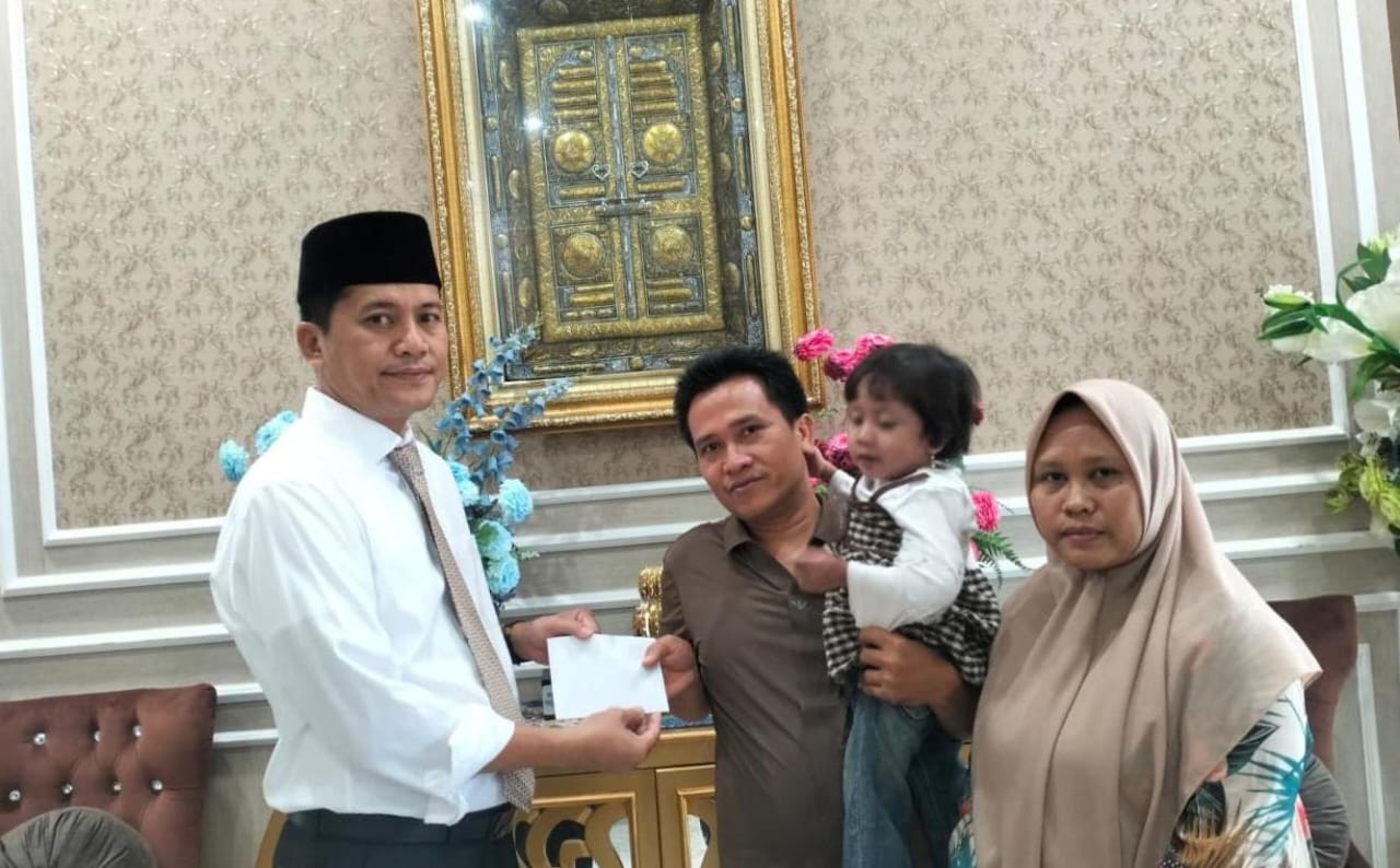 Bupati Aceh Selatan Serahkan Bantuan untuk Pasien Bocor Jantung