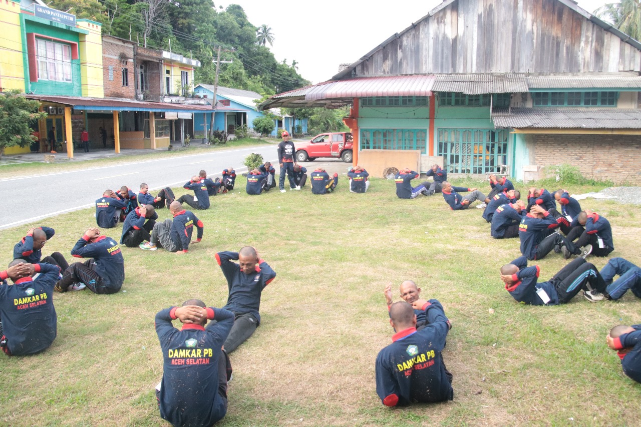 Semangat Membara! Peserta IHT Damkar BPBD Aceh Selatan Awali Hari dengan Senam dan Lari Pagi Bersama