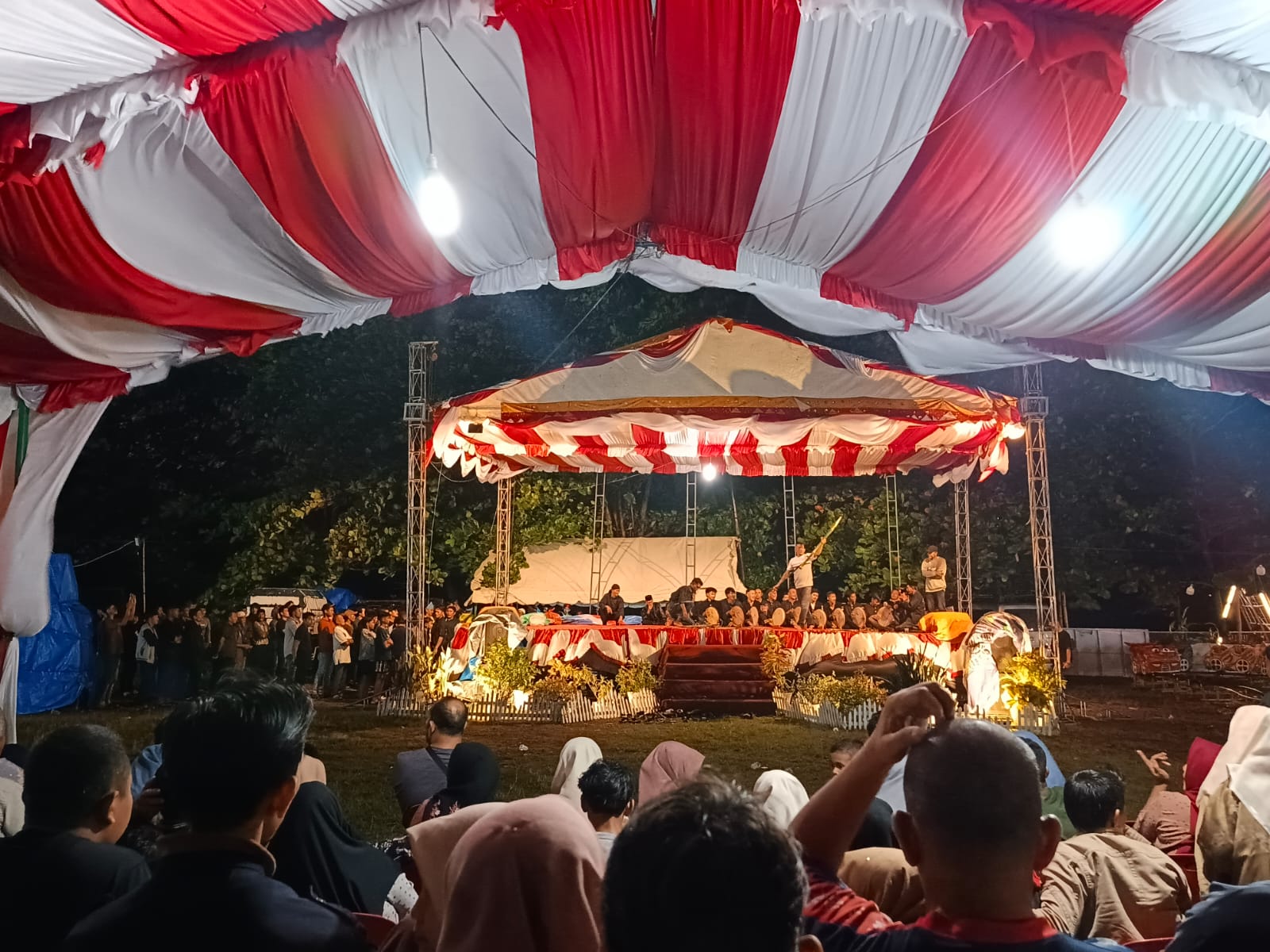 Tampil Apik di Festival Rapai Debus 2025, Sanggar Abdya dan Kluet Selatan Pukau Ribuan Penonton
