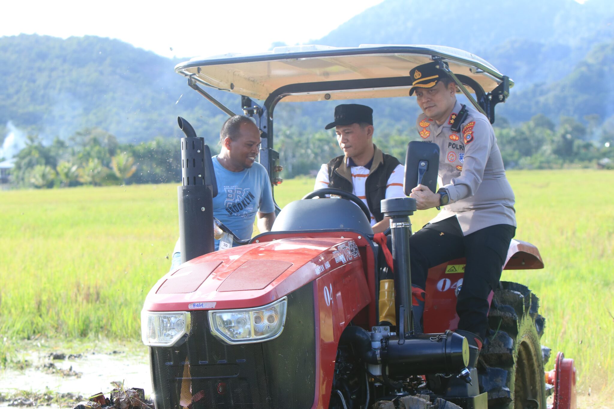 Bupati Aceh Selatan Turun Ke Sawah Resmi Luncurkan Program Unggulan Bajak Sawah Gratis