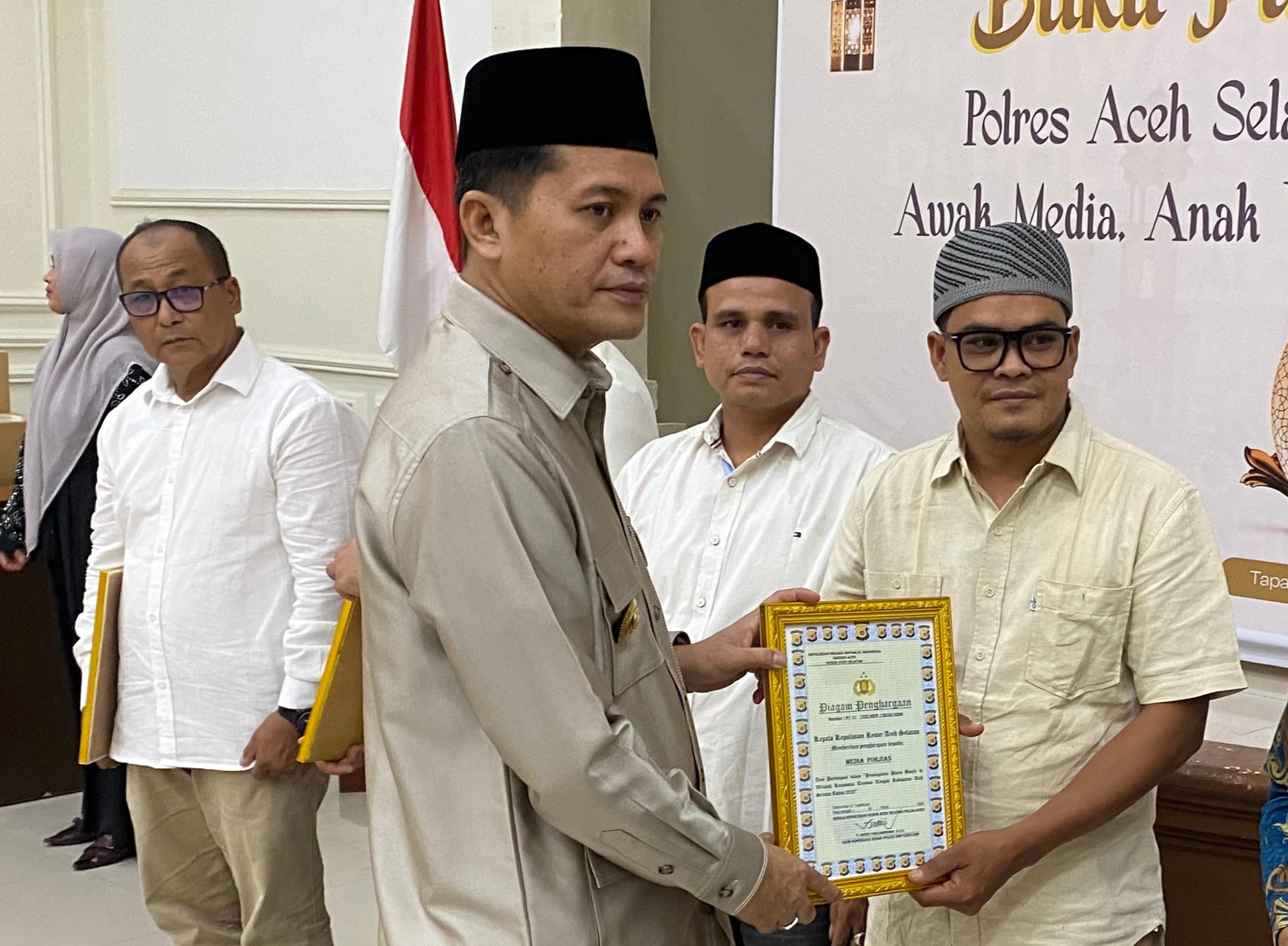 Di Tengah Buka Puasa Bersama, Kapolres Aceh Selatan Beri Penghargaan untuk Forjias
