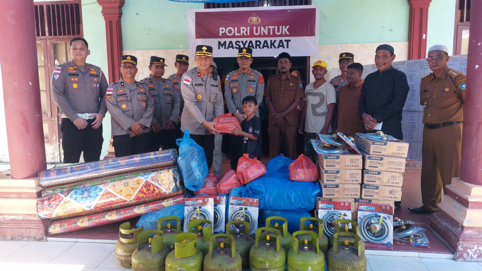 Hadir di Tengah Duka, Kapolres Aceh Selatan Bawa Bantuan, Hibur Anak-anak Korban Kebakaran Kotafajar