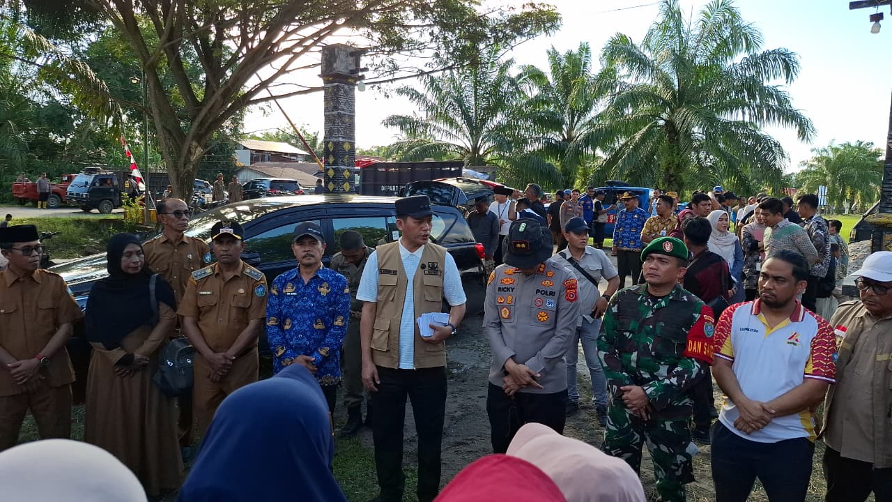 Gaji Bupati H. Mirwan Selama 9 Bulan Disalurkan Kepada Korban Banjir Trumon