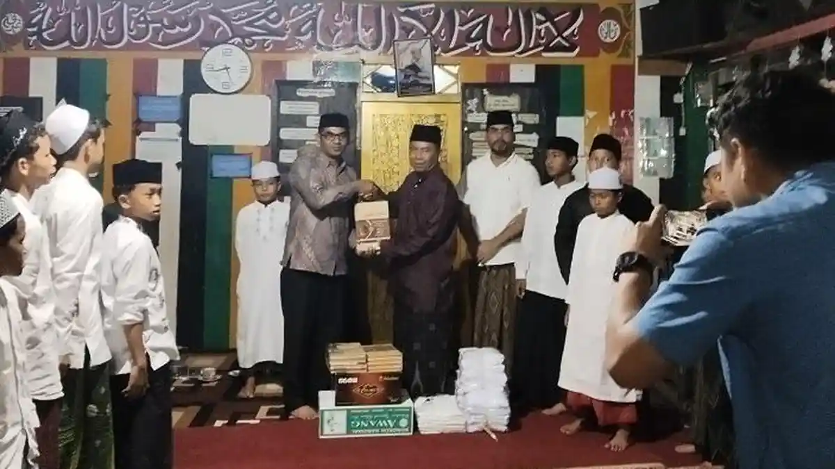 PLH Kadis Badan Dayah Aceh Kunjungi Ponpes Terpadu Al Ihsan Tashawuf Labuhanhaji & Serahkan Bantuan